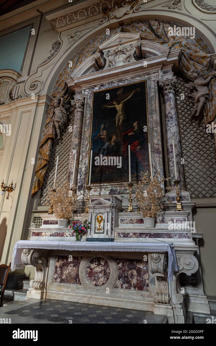 L'abbaye de San Salvatore est située dans la partie supérieure de Fucecchio, diocèse de San Miniato. Fondée en 986, l'église a quelques traces du médiev Banque D'Images