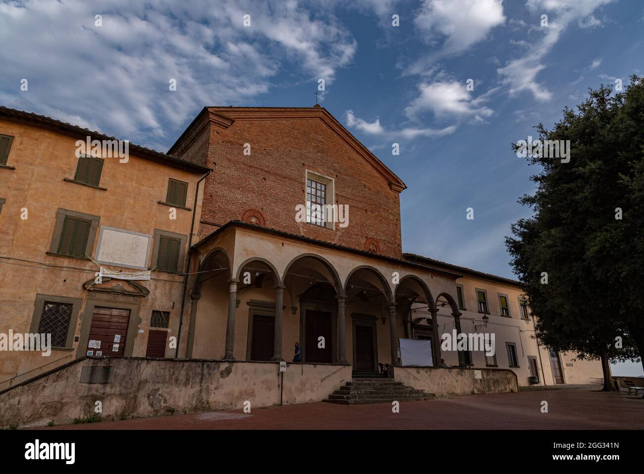 L'abbaye de San Salvatore est située dans la partie supérieure de Fucecchio, diocèse de San Miniato. Fondée en 986, l'église a quelques traces du médiev Banque D'Images