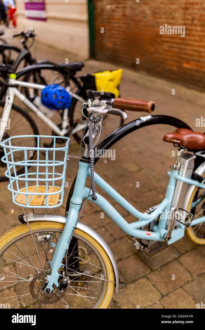 Woodbridge Suffolk UK août 27 2021 : un vélo électrique Volt et une batterie garés dans la rue et enfermés contre des stands de vélo. Vélo électrique, ele Banque D'Images