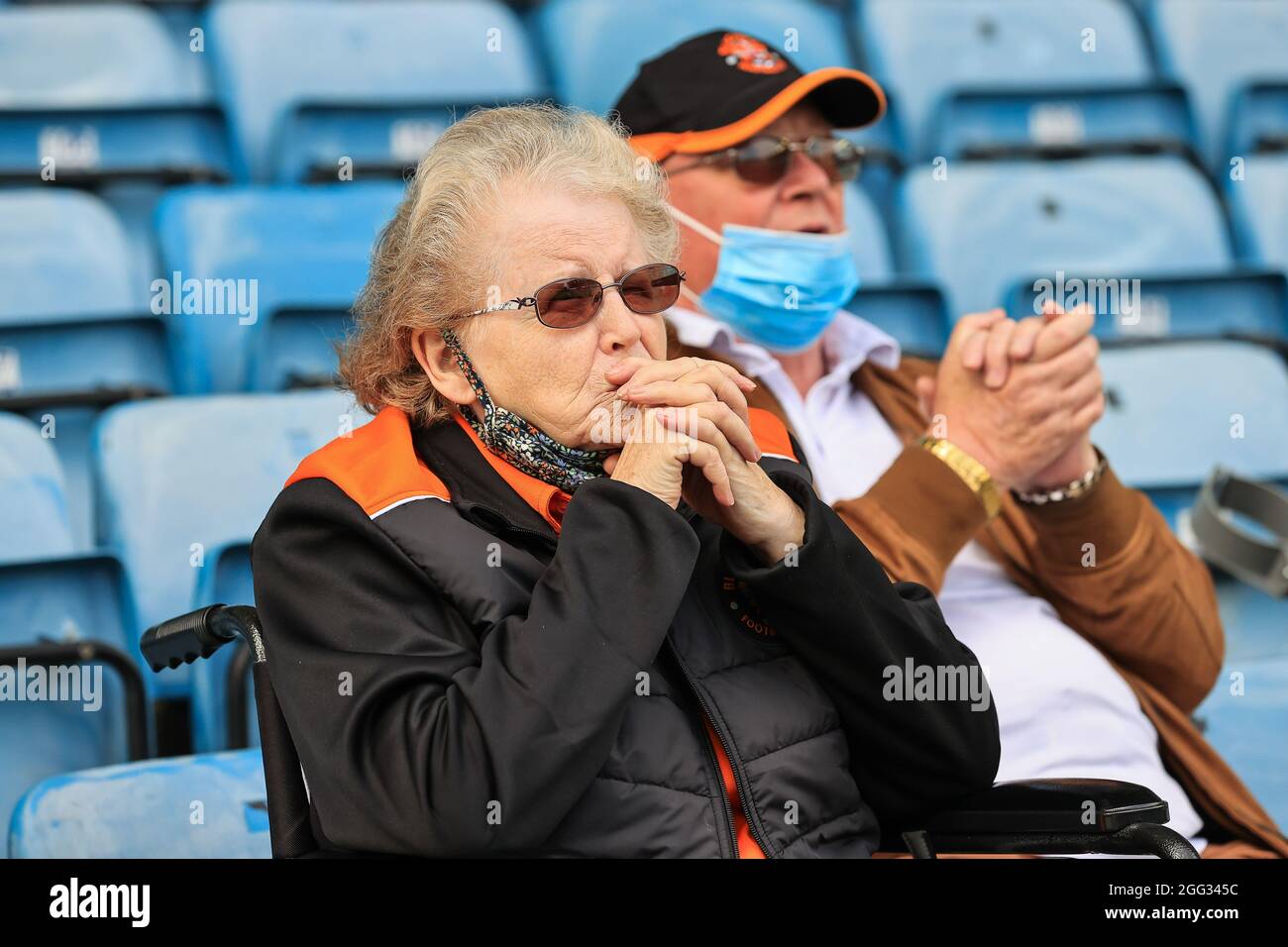 Un fan de Blackpool regarde le jeu avec son côté vers le bas à 10 hommes Banque D'Images