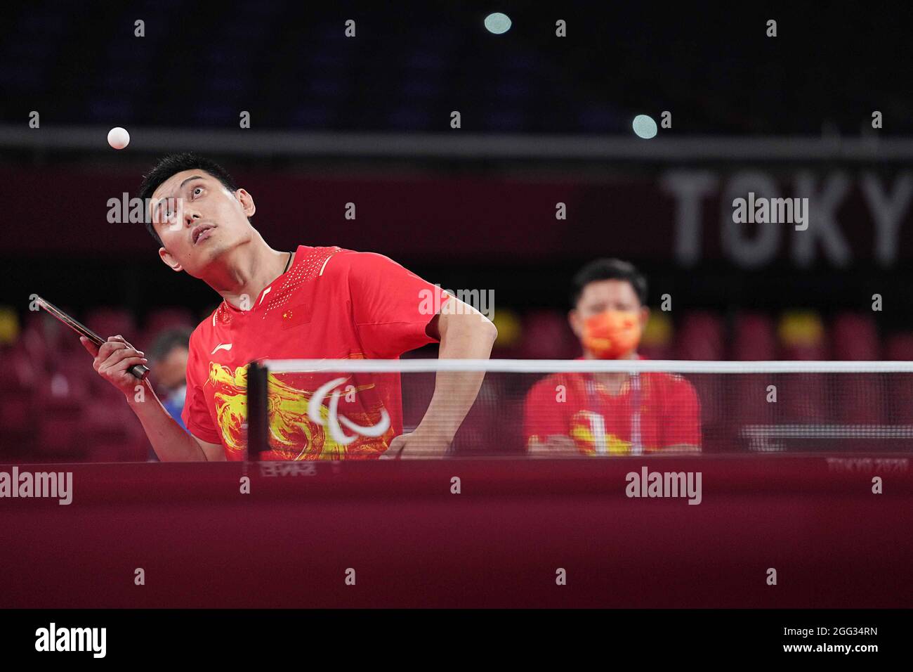 Tokyo, Japon. 28 août 2021. Feng Panfeng, de Chine, sert pendant le match de médaille d'or de la classe 3 des célibataires hommes de l'épreuve de tennis de table aux Jeux paralympiques de Tokyo 2020 à Tokyo, au Japon, le 28 août 2021. Credit: Xiong Qi/Xinhua/Alay Live News Banque D'Images