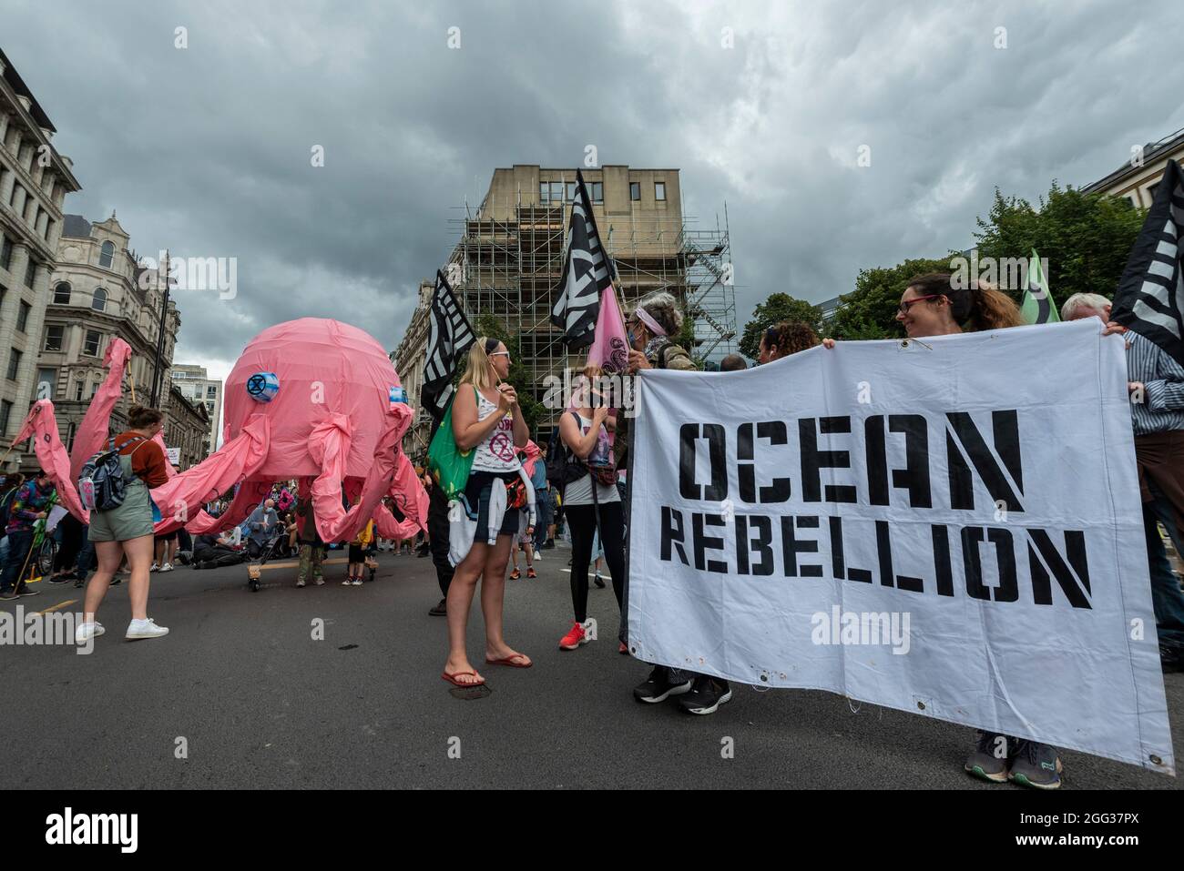 Londres, Royaume-Uni. 28 août 2021. Les activistes climatiques de la rébellion d'extinction avec un poulpe géant lors d'une marche sur les droits des animaux à un arrêt au siège d'Unilever sur Embankment. L'événement fait partie de la manifestation de deux semaines de la "rébellion impossible" visant à "cibler la cause profonde de la crise climatique et écologique". Credit: Stephen Chung / Alamy Live News Banque D'Images