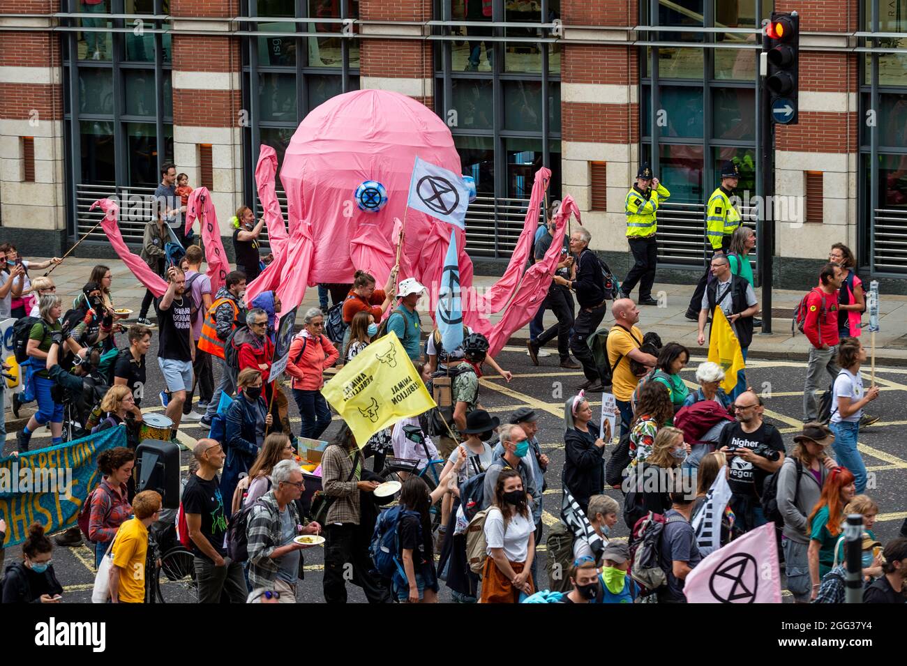 Londres, Royaume-Uni. 28 août 2021. Les activistes climatiques de la rébellion de l'extinction avec un poulpe géant lors d'une Marche des droits des animaux dans la City de Londres. L'événement fait partie de la manifestation de deux semaines de la "rébellion impossible" visant à "cibler la cause profonde de la crise climatique et écologique". Credit: Stephen Chung / Alamy Live News Banque D'Images