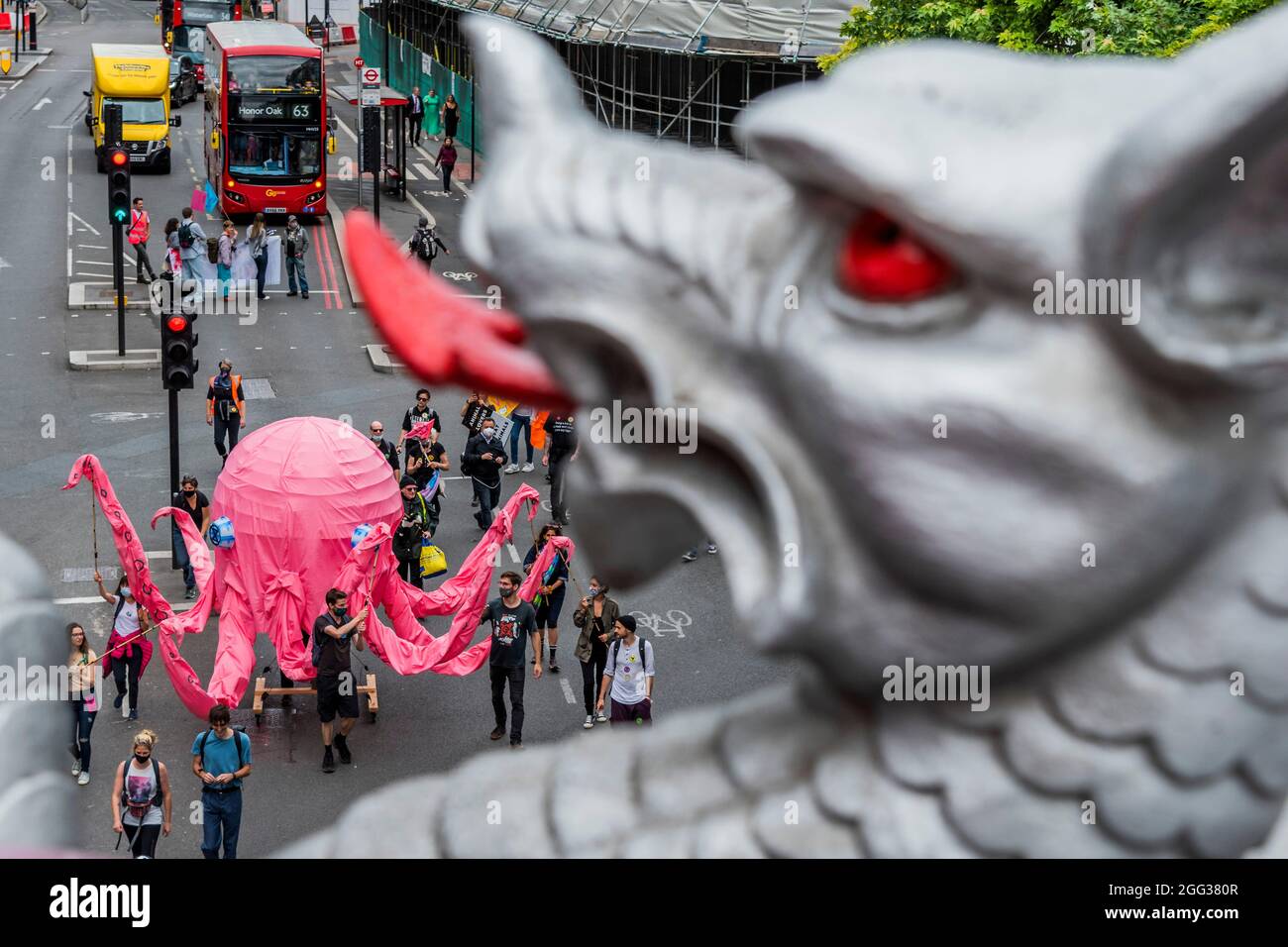 Londres, Royaume-Uni. 28 août 2021. La rébellion océanique et leur poulpe rose se dirigeant vers les Blackfriars sous la City of London Griffins - extinction la rébellion continue ses deux semaines avec une Marche des droits des animaux dans la City, sous le nom de rébellion impossible. Il a commencé à la Banque et a fait le tour de divers bureaux de la ville. Crédit : Guy Bell/Alay Live News Banque D'Images