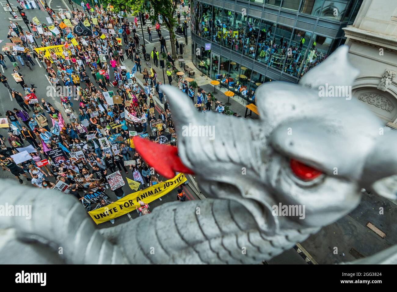 Londres, Royaume-Uni. 28 août 2021. La route vers les Blackfriars sous la City of London Griffins - extinction rébellion continue ses deux semaines avec une marche des droits des animaux dans la City, sous le nom de rébellion impossible. Il a commencé à la Banque et a fait le tour de divers bureaux de la ville. Crédit : Guy Bell/Alay Live News Banque D'Images