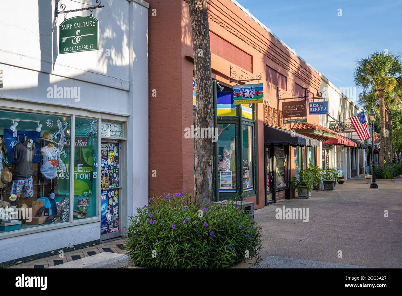 Magasins et restaurants locaux le long de la rue historique de St. George Street dans le quartier historique de St. Augustine, Floride. (ÉTATS-UNIS) Banque D'Images