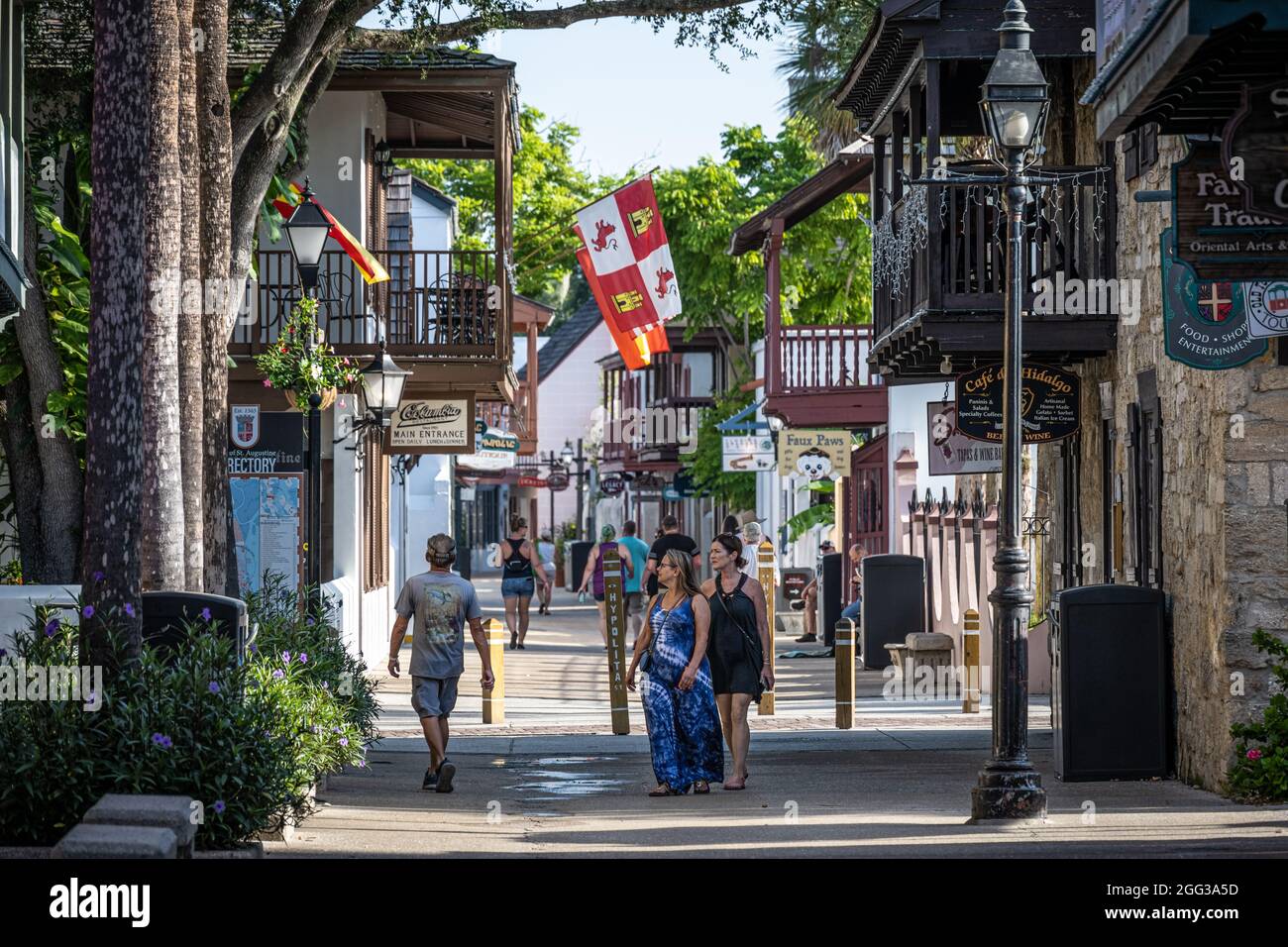 Les gens qui prennent une promenade matinale le long de la rue historique de St. George Street dans Old City St. Augustine, Floride. (ÉTATS-UNIS) Banque D'Images