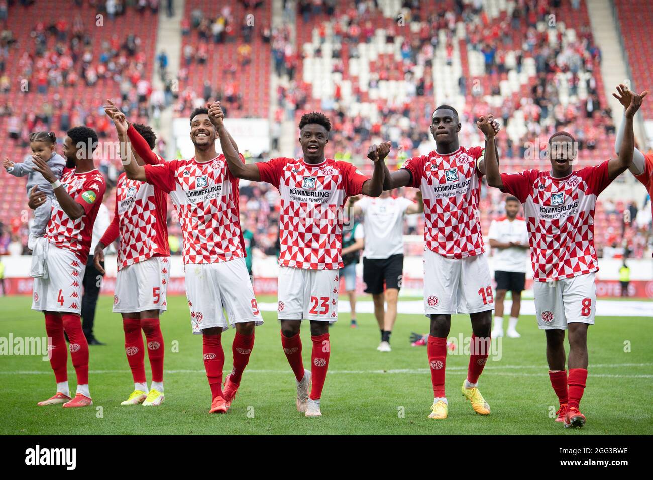 Mayence, Allemagne. 28 août 2021. Football: Bundesliga, FSV Mainz 05 - SpVgg Greuther Fürth, Matchday 3, à Mewa Arena. Jeremiah St. juste (le-r), Jean-Paul Boëtius, Karim Onisiwo, Anderson Lucoqui, Moussa Niakhaté et Leandro Barreiro applaudissent après la victoire. Credit: Sebastian Gollnow/dpa - NOTE IMPORTANTE: Conformément aux règlements de la DFL Deutsche Fußball Liga et/ou de la DFB Deutscher Fußball-Bund, il est interdit d'utiliser ou d'avoir utilisé des photos prises dans le stade et/ou du match sous forme de séquences et/ou de séries de photos de type vidéo./dpa/Alay Live News Banque D'Images