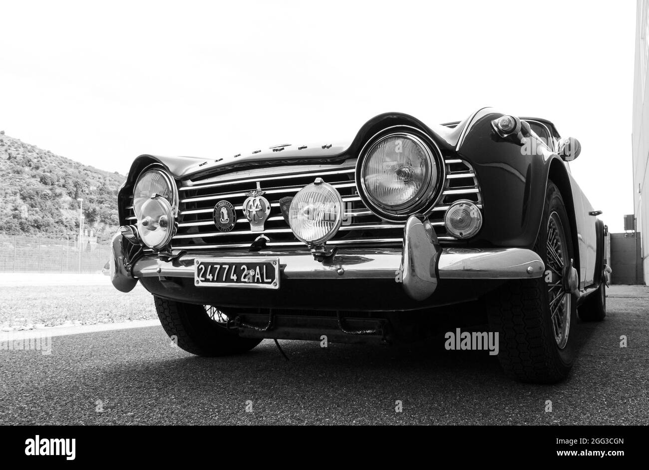 Le TR4 (Triumph Roadster 4) était une voiture de tourisme produite par Triumph de 1961 à 1965. Le moteur du TR4 a été installé à l'avant. La traction wa Banque D'Images