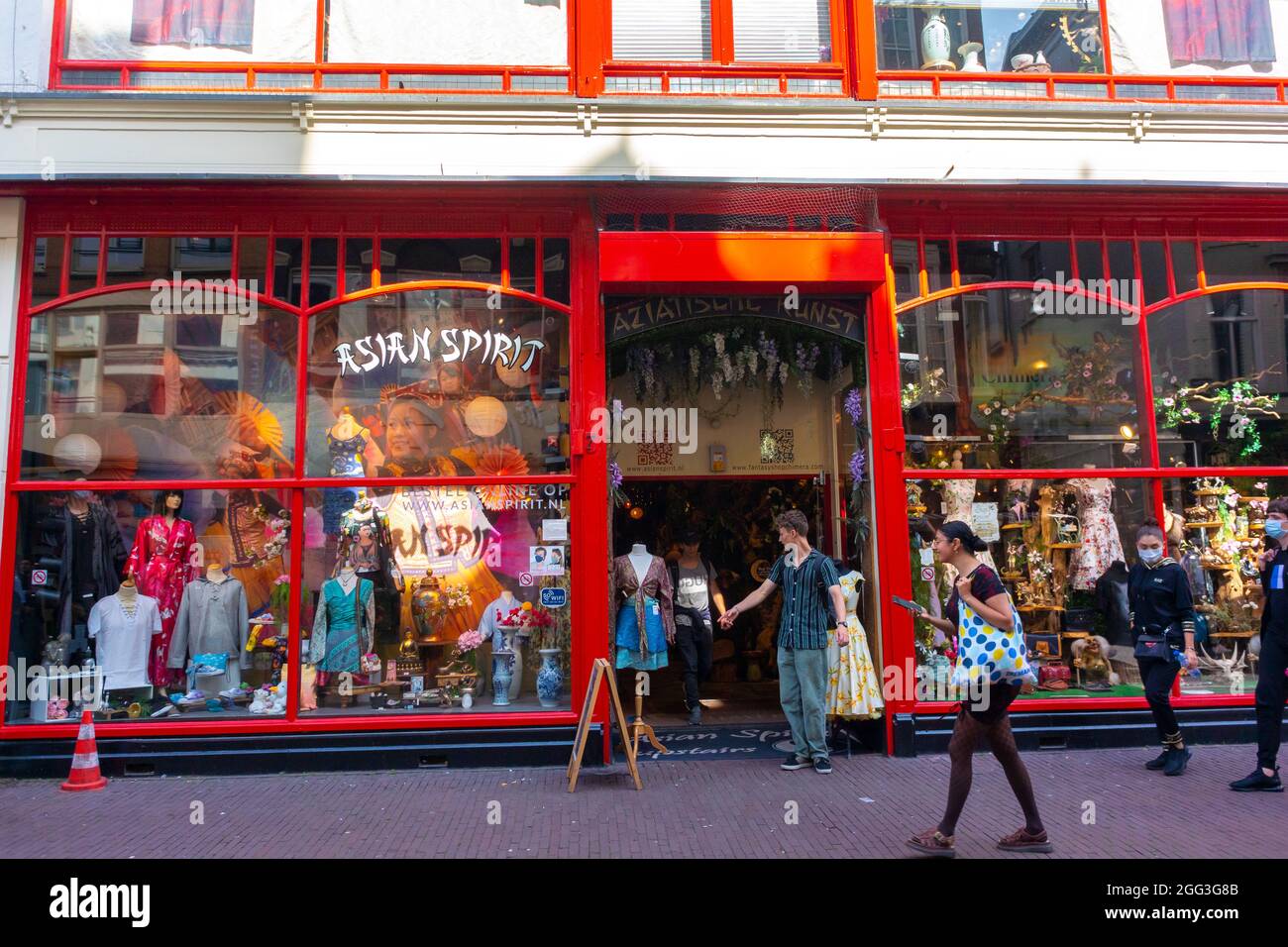 Amsterdam, pays-Bas, personnes à l'extérieur du magasin, Vintage Shop  'Asian Spirit' vêtements, gens Photo Stock - Alamy