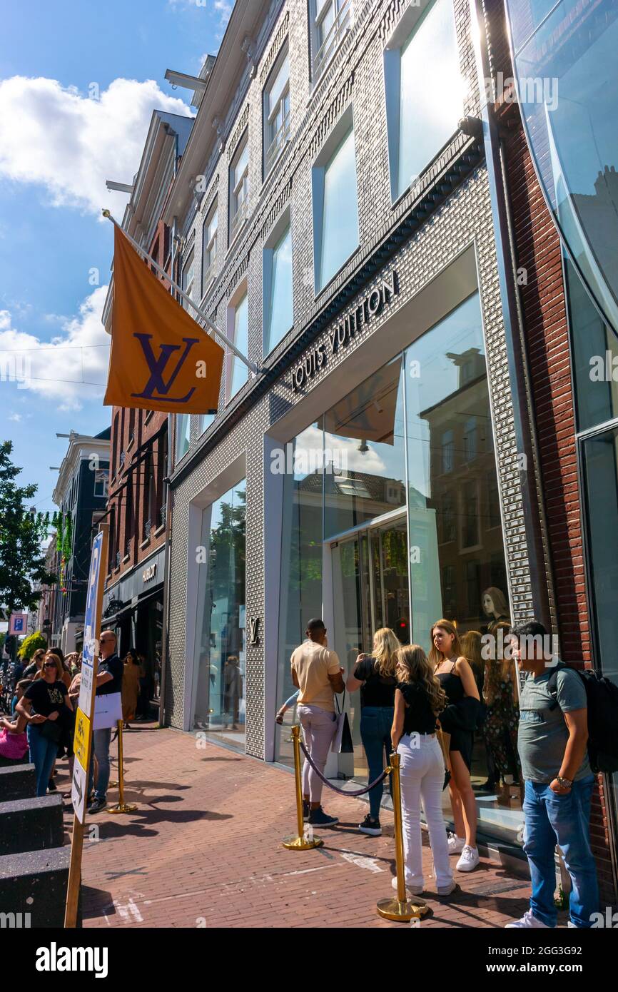 Amsterdam, Hollande, scènes de rue, Row Luxury Shops, maisons de ville dans le quartier historique de la vieille ville, consommateur de prestige, rangée de façades de magasins, Louis Vuitton Storefront, LVMH, Teenagers netherlands Banque D'Images