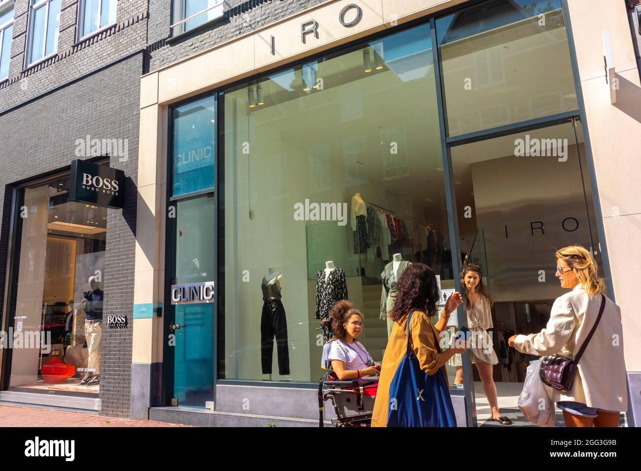 Amsterdam, Hollande, Groupe de personnes femmes Shopping, IRO Store Front, Street Scenes, Prestige Consumer Banque D'Images
