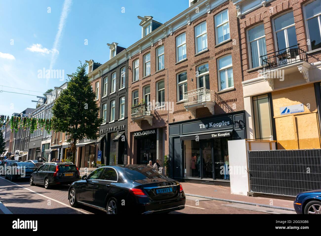 Amsterdam, Hollande, scènes de rue, Amsterdam, maisons de ville dans le quartier historique de la vieille ville, rangée de magasins, marques de luxe, centre-ville d'amsterdam Banque D'Images