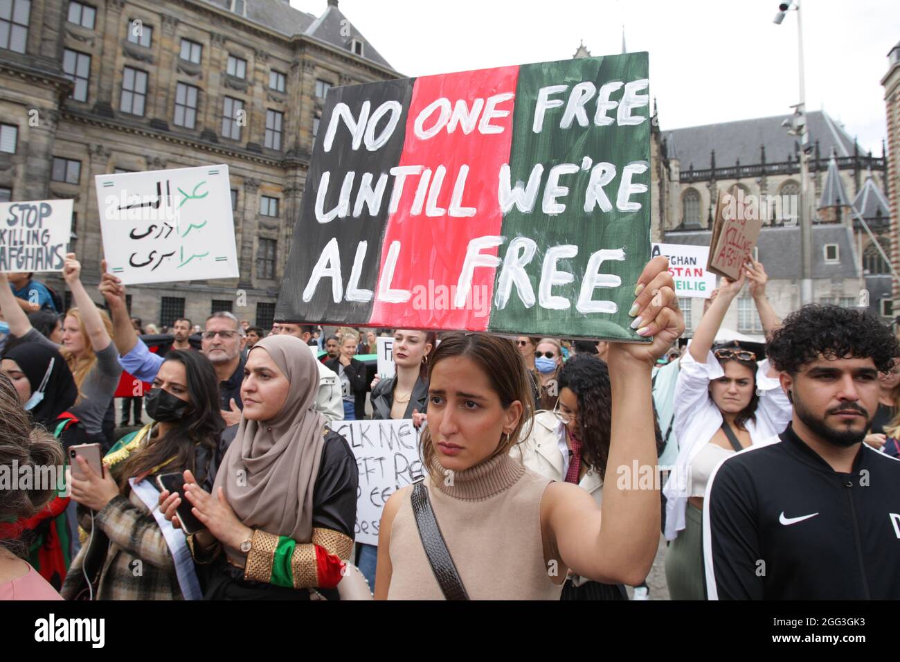 Amsterdam, pays-Bas. 28 août 2021. Des manifestants participent à une manifestation en faveur de la liberté de l'Afghanistan sur la place du Dam le 28 août 2021 à Amsterdam, aux pays-Bas. Les manifestants demandent au gouvernement néerlandais de déclarer immédiatement que l'Afghanistan est un pays d'origine dangereux, de sorte que les Afghans auront enfin droit à l'asile et à la sécurité. Un kamikaze attaqué jeudi dernier à l'extérieur de l'aéroport international de Kaboul a fait plus de 110 morts et 150 blessés. (Photo de Paulo Amorim/Sipa USA) Credit: SIPA USA/Alay Live News Banque D'Images