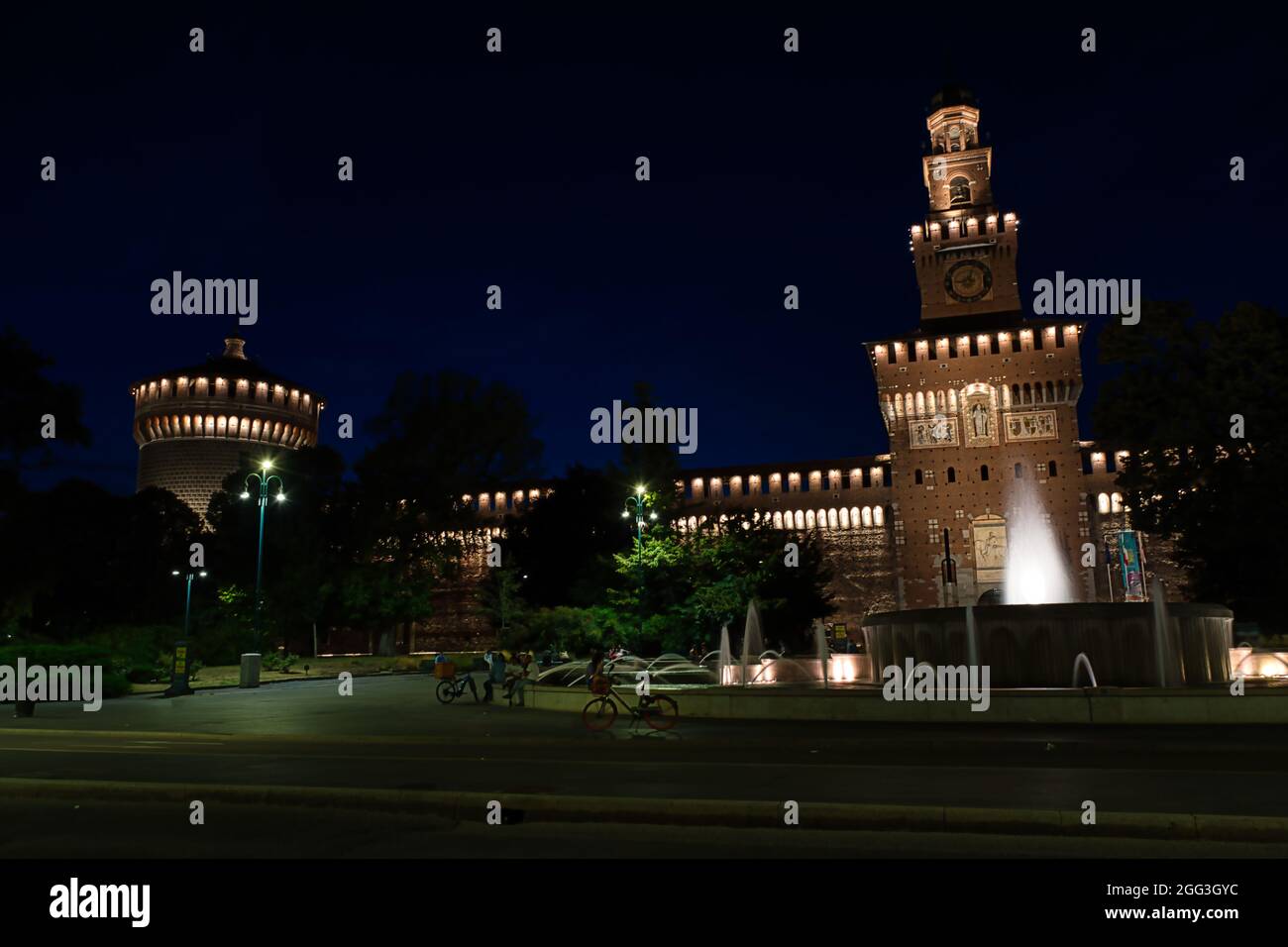 Château de Sforza, Castello Sforzesco la nuit. C'est l'un des principaux monuments de Milan et un endroit touristique agréable au crépuscule Banque D'Images Château de Sforza, Castello Sforzesco la nuit. C'est l'un des principaux monuments de Milan et un endroit touristique agréable au crépuscule Banque D'Images