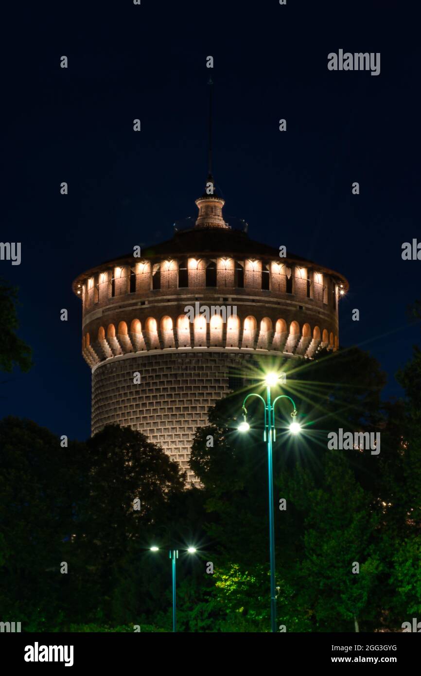 Château de Sforza, Castello Sforzesco la nuit. C'est l'un des principaux monuments de Milan et un endroit touristique agréable au crépuscule Banque D'Images Château de Sforza, Castello Sforzesco la nuit. C'est l'un des principaux monuments de Milan et un endroit touristique agréable au crépuscule Banque D'Images