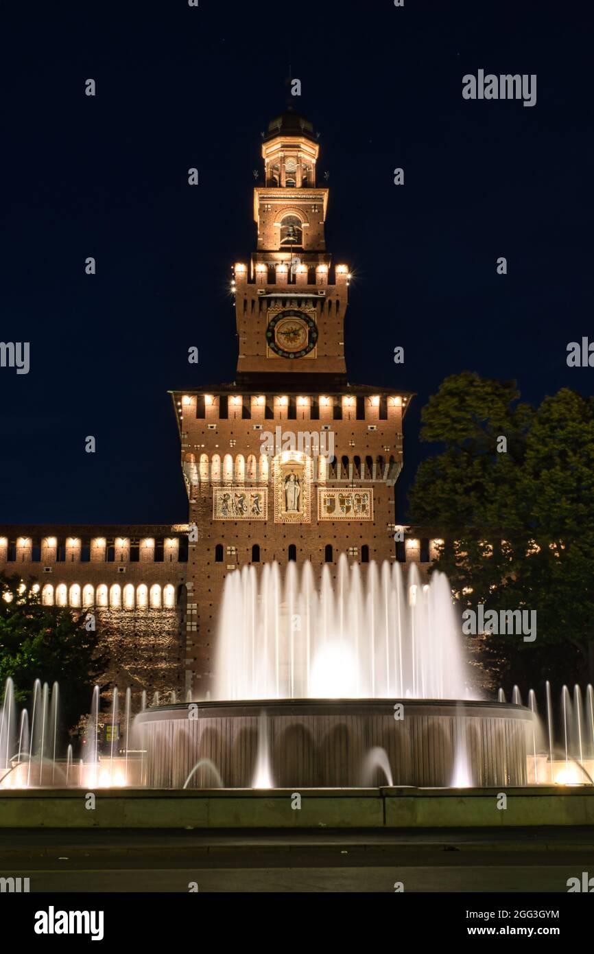 Château de Sforza, Castello Sforzesco la nuit. C'est l'un des principaux monuments de Milan et un endroit touristique agréable au crépuscule Banque D'Images Château de Sforza, Castello Sforzesco la nuit. C'est l'un des principaux monuments de Milan et un endroit touristique agréable au crépuscule Banque D'Images