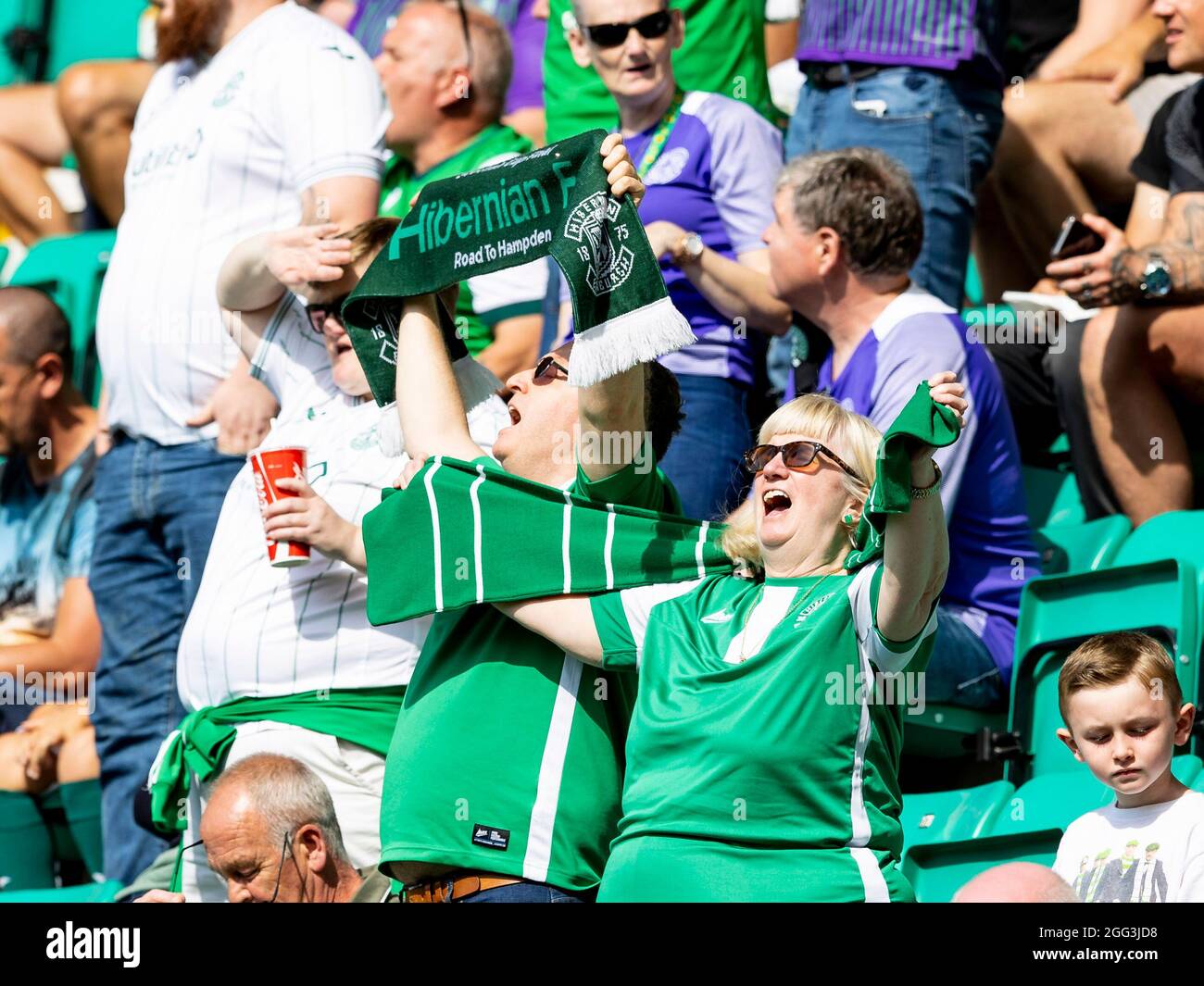 Easter Road, Leith, Edinburg, Royaume-Uni. 28 août 2021. Scottish Premier League football, Hibernian contre Livingston ; les fans de Hibs se mettent derrière leur équipe avant le lancement de Credit: Action plus Sports/Alamy Live News Banque D'Images