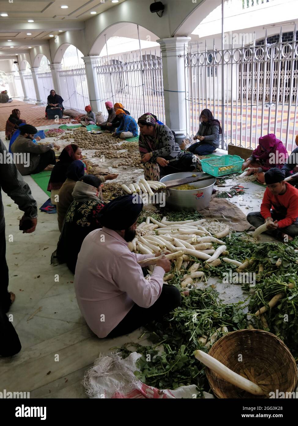 DELHI, INDE 17.02.2018 - Gurudwara Bangla Sahib, volontaires préparent des repas gratuits pour les pèlerins du Temple d'Or Banque D'Images