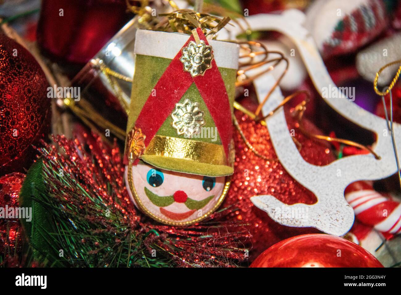 Décoration de Noël à la tête d'un soldat de jouet rétro avec fond d'autres ornements Banque D'Images