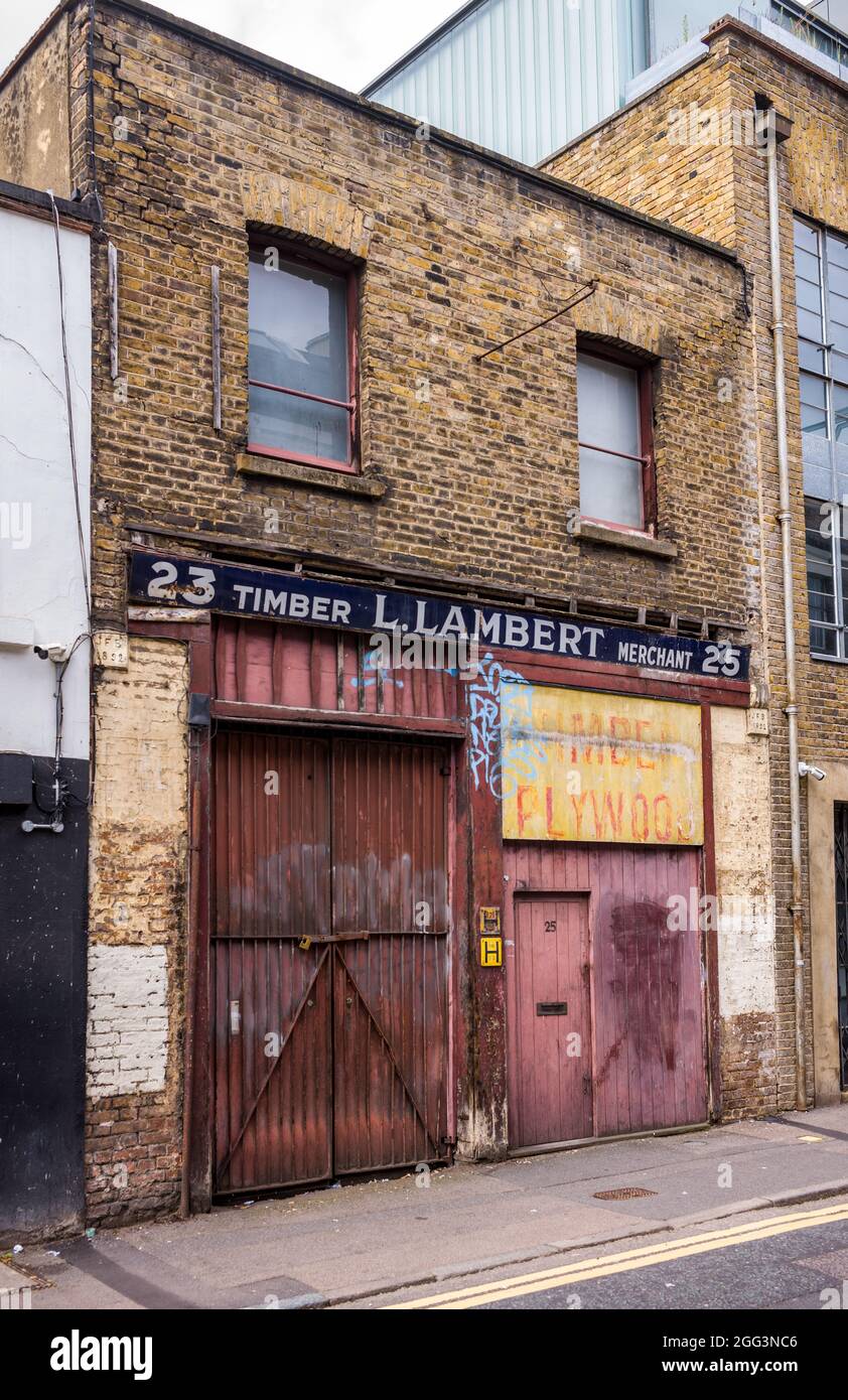 Vintage London Shop Front - L. Lambert Timber Merchant Hoxton Street East London. Devantures des magasins d'époque de Londres. Banque D'Images