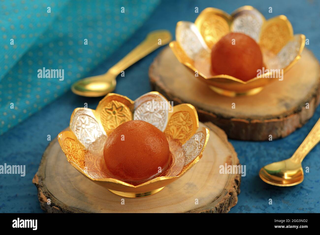 Un Jamun de Gulab indien dans un bol traditionnel en métal doré et argenté Banque D'Images