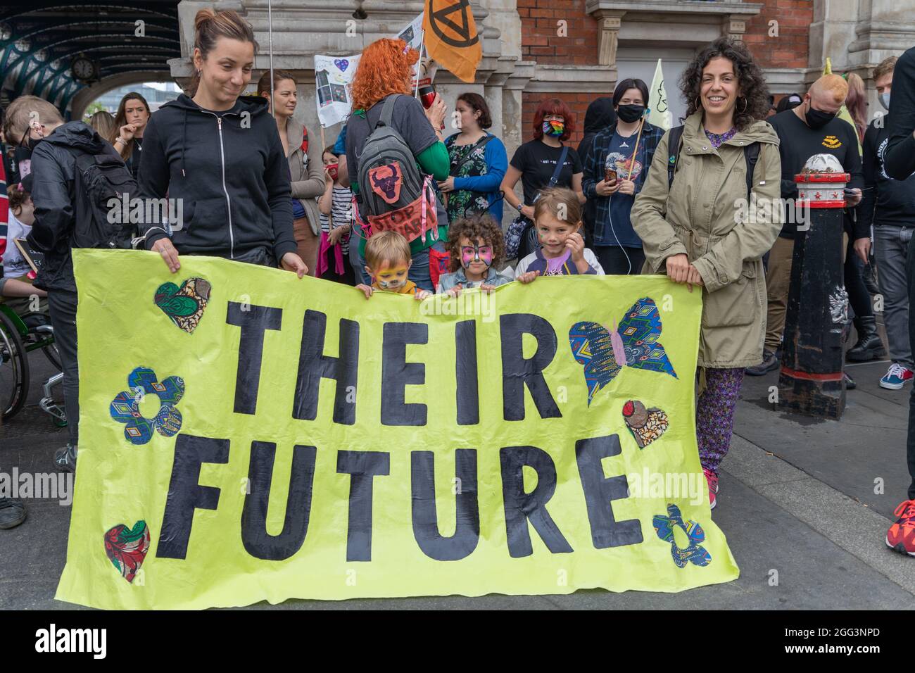 Londres, Royaume-Uni. 28 août 2021. Les manifestants et les militants des droits des animaux, dont la rébellion contre l'extinction, se réunissent au marché Smithfield pour une manifestation dans la ville afin de mettre en valeur les grandes entreprises et leur exploitation de l'environnement. La marche s'arrête à divers sièges sociaux de la ville, dont Unilever, Cargill et le siège social du Marine Stewardship Council. Penelope Barritt/Alamy Live News Banque D'Images