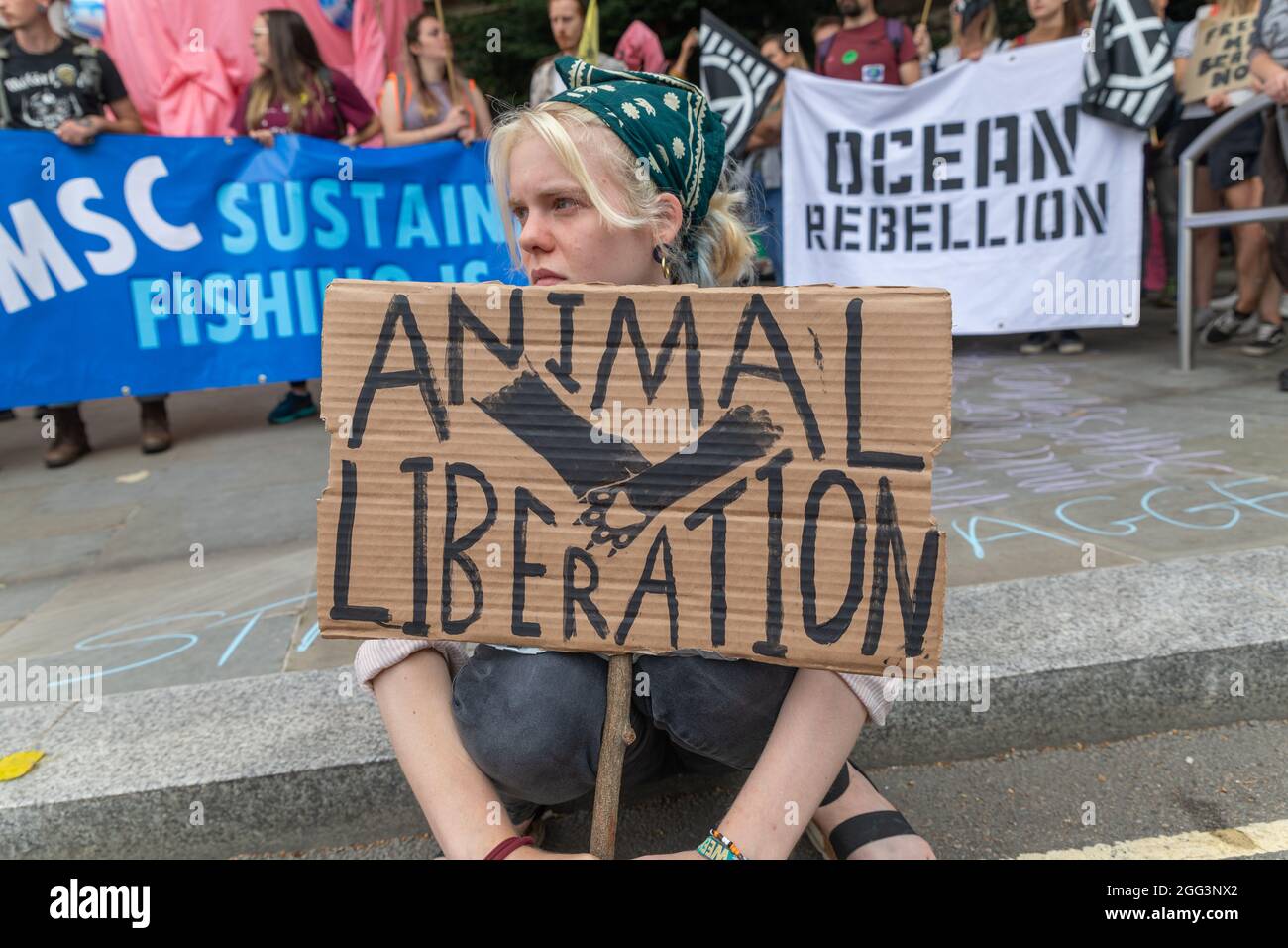 Londres, Royaume-Uni. 28 août 2021. Les manifestants et les militants des droits des animaux, dont la rébellion contre l'extinction, se réunissent au marché Smithfield pour une manifestation dans la ville afin de mettre en valeur les grandes entreprises et leur exploitation de l'environnement. La marche s'arrête à divers sièges sociaux de la ville, dont Unilever, Cargill et le siège social du Marine Stewardship Council. Penelope Barritt/Alamy Live News Banque D'Images