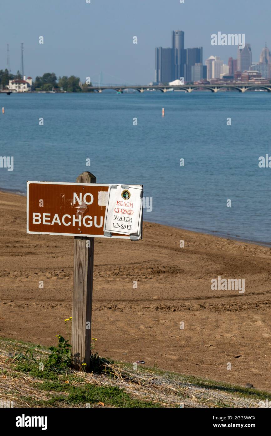 Detroit, Michigan, États-Unis. 28 août 2021. Lorsqu'une vague de chaleur balaie le Michigan, un panneau avertit de conditions d'eau dangereuses à la plage Belle Isle, dans la rivière Detroit. La plage a été fermée en raison des niveaux élevés d'E. coli dans l'eau. Crédit : Jim West/Alay Live News Banque D'Images