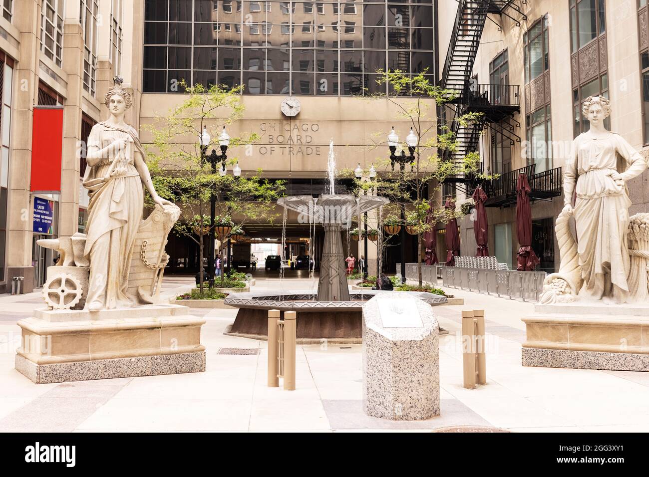 Fontaine art déco et sculptures en face du bâtiment du Chicago Board of Trade sur West Jackson Boulevard dans le Loop à Chicago, Illinois, États-Unis. Banque D'Images