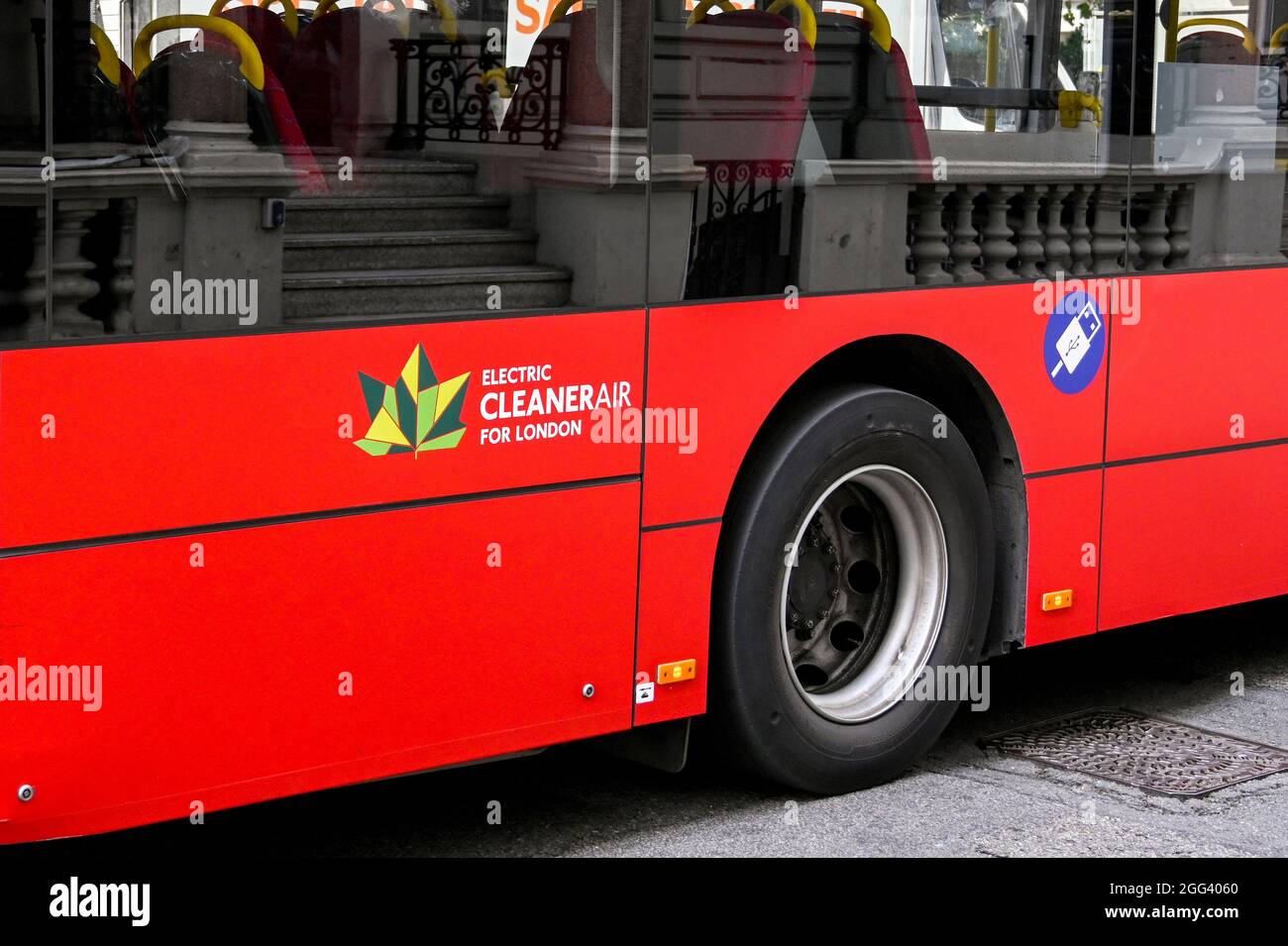 Londres, Angleterre - août 2021: Panneau sur le côté d'un bus de Londres entièrement alimenté par l'électricité Banque D'Images