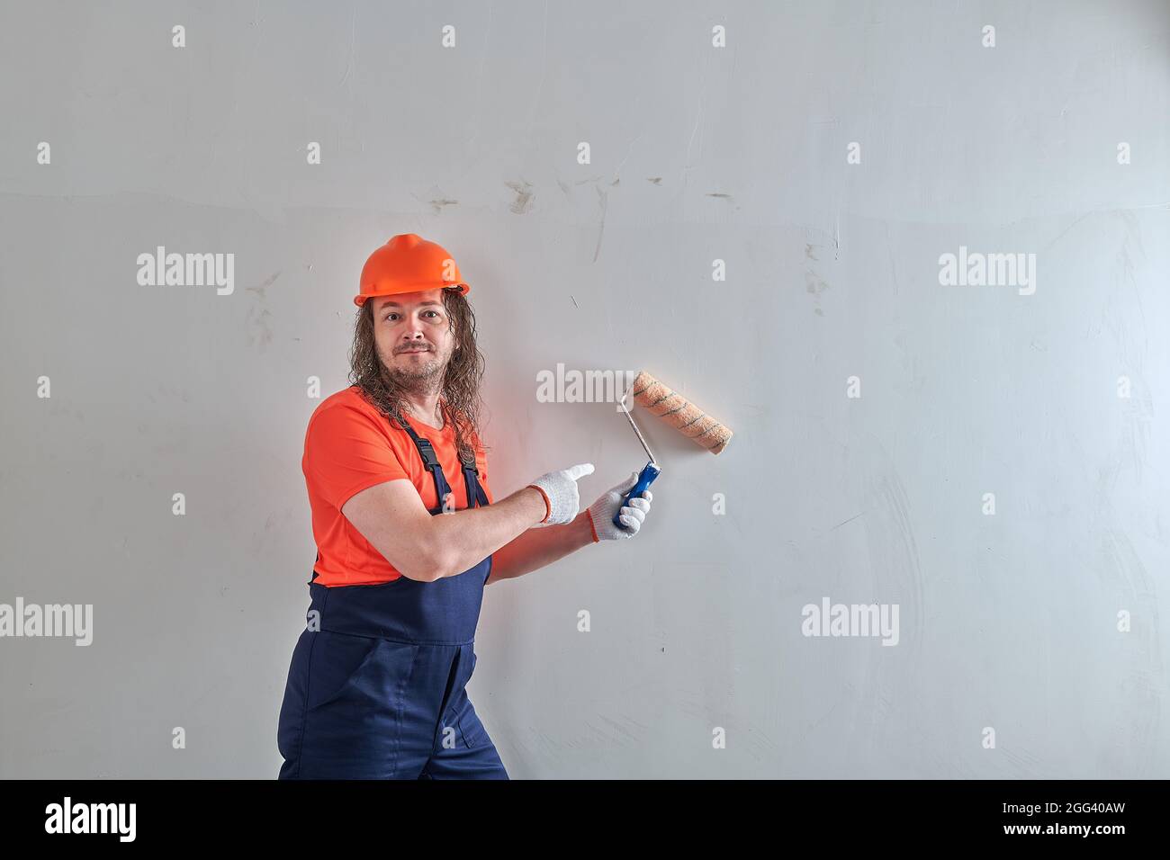 Un Peintre Drole Peint Le Mur Avec Un Rouleau Photo Stock Alamy