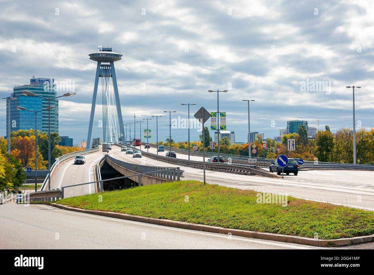 bratislava, slovaquie - 16 octobre 2019 : pont à travers le danube. Temps ensoleillé avec nuages dans le ciel. Paysage urbain de la capitale slovaque en automne. Vue de Banque D'Images