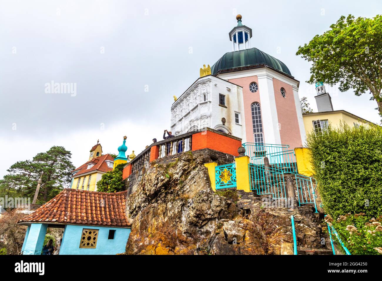Bâtiments colorés dans la ville de style méditerranéen Portmeirion, parc national de Snowdonia, pays de Galles, Royaume-Uni Banque D'Images