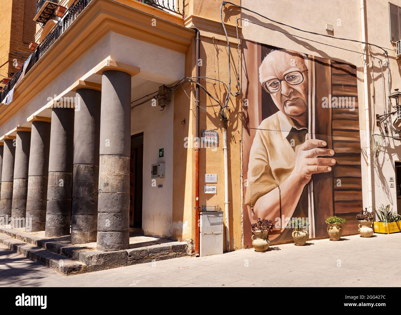 Porto Empedocle, Italie - juillet 22 : vue de l'hommage de Murales à l'écrivain sicilien Andrea Camilleri peint par l'artiste de rue Salvo Ligama le juil Banque D'Images