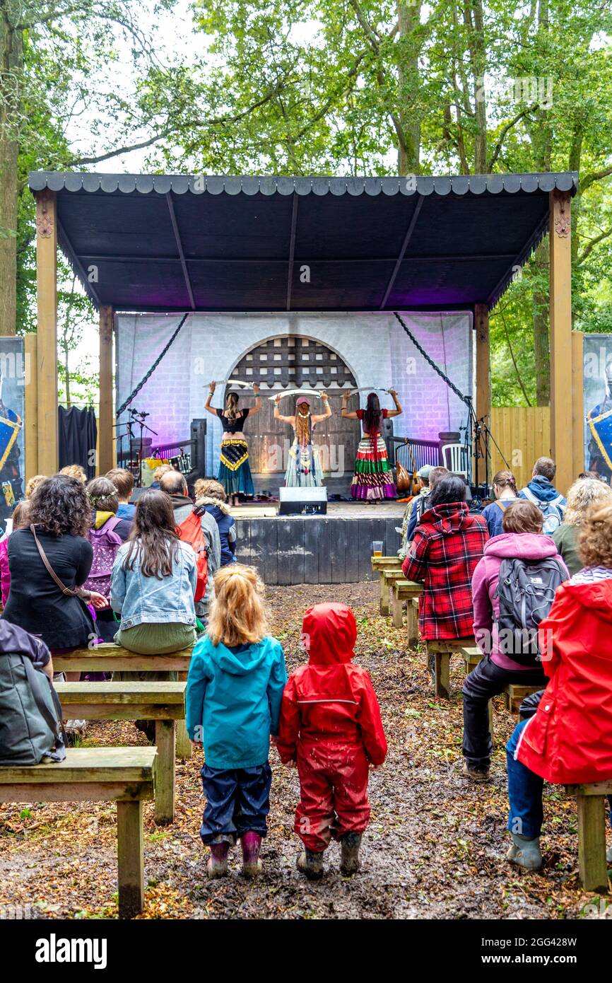 8 août 2021 - les danseurs de chasseur Sultans Sirens se produisent au festival médiéval Loxwood joust, West Sussex, Angleterre, Royaume-Uni Banque D'Images