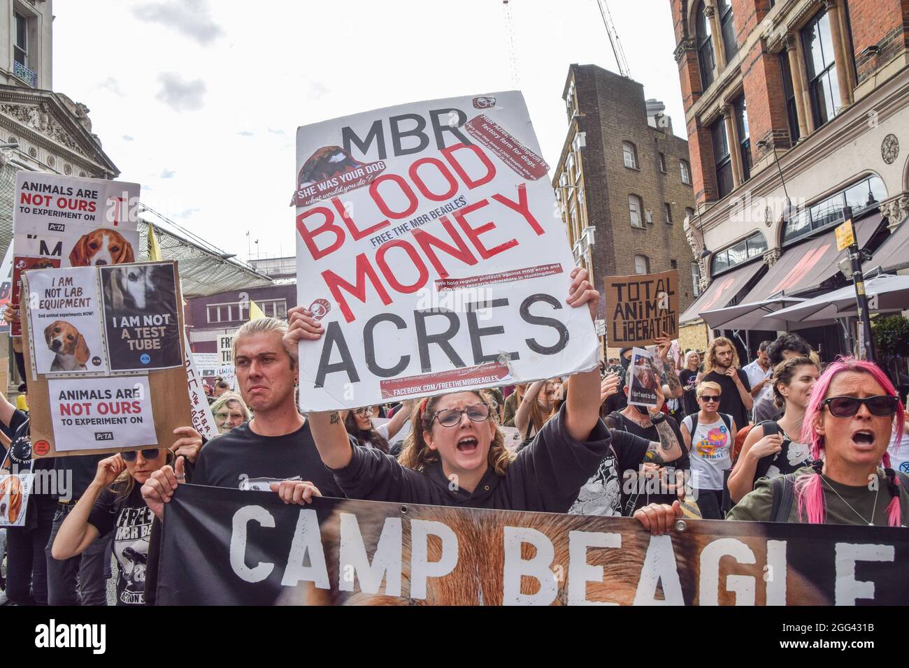 Londres, Royaume-Uni. 28 août 2021. Activistes à l'extérieur du marché Smithfield pendant la marche nationale des droits des animaux. Des militants et des organisations des droits des animaux ont défilé dans la City de Londres pour exiger la fin de toute exploitation animale. (Crédit : Vuk Valcic / Alamy Live News) Banque D'Images