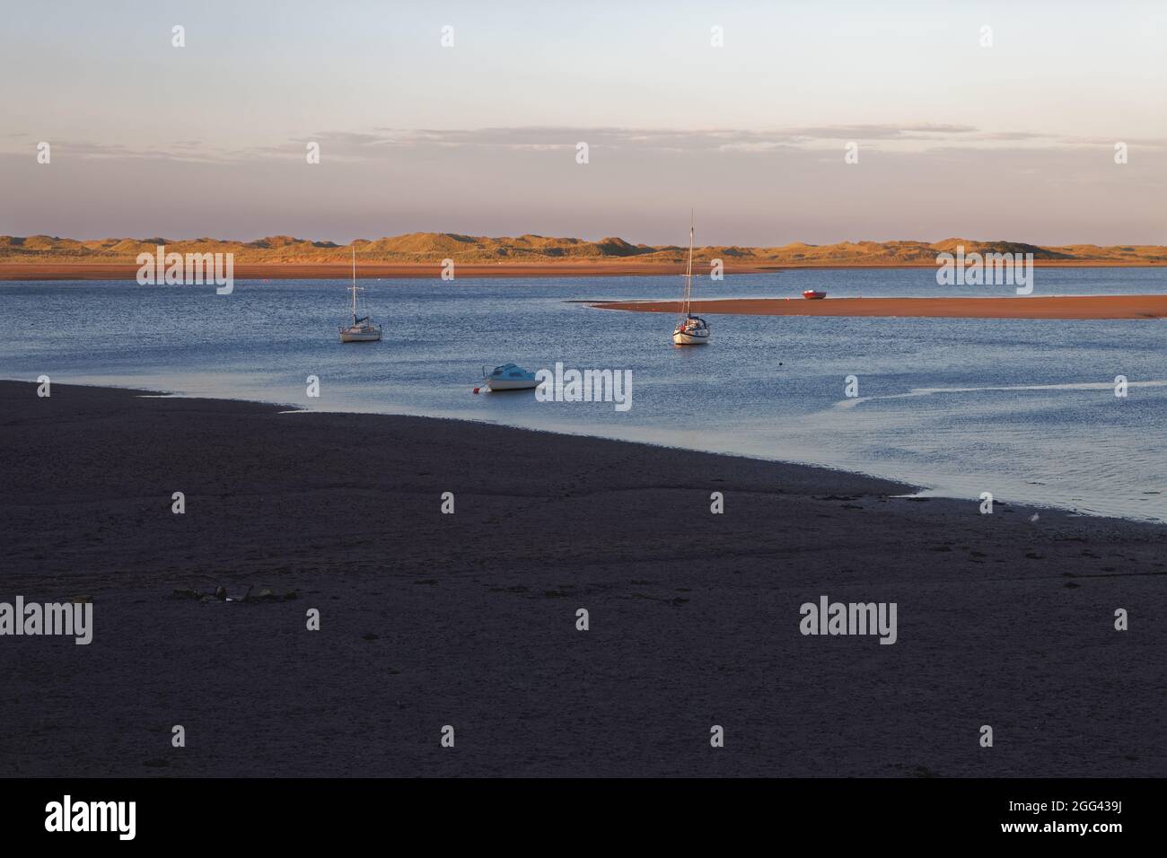 Dunes de sable vues de Ravenglass à travers l'estuaire de Ravenglass Banque D'Images