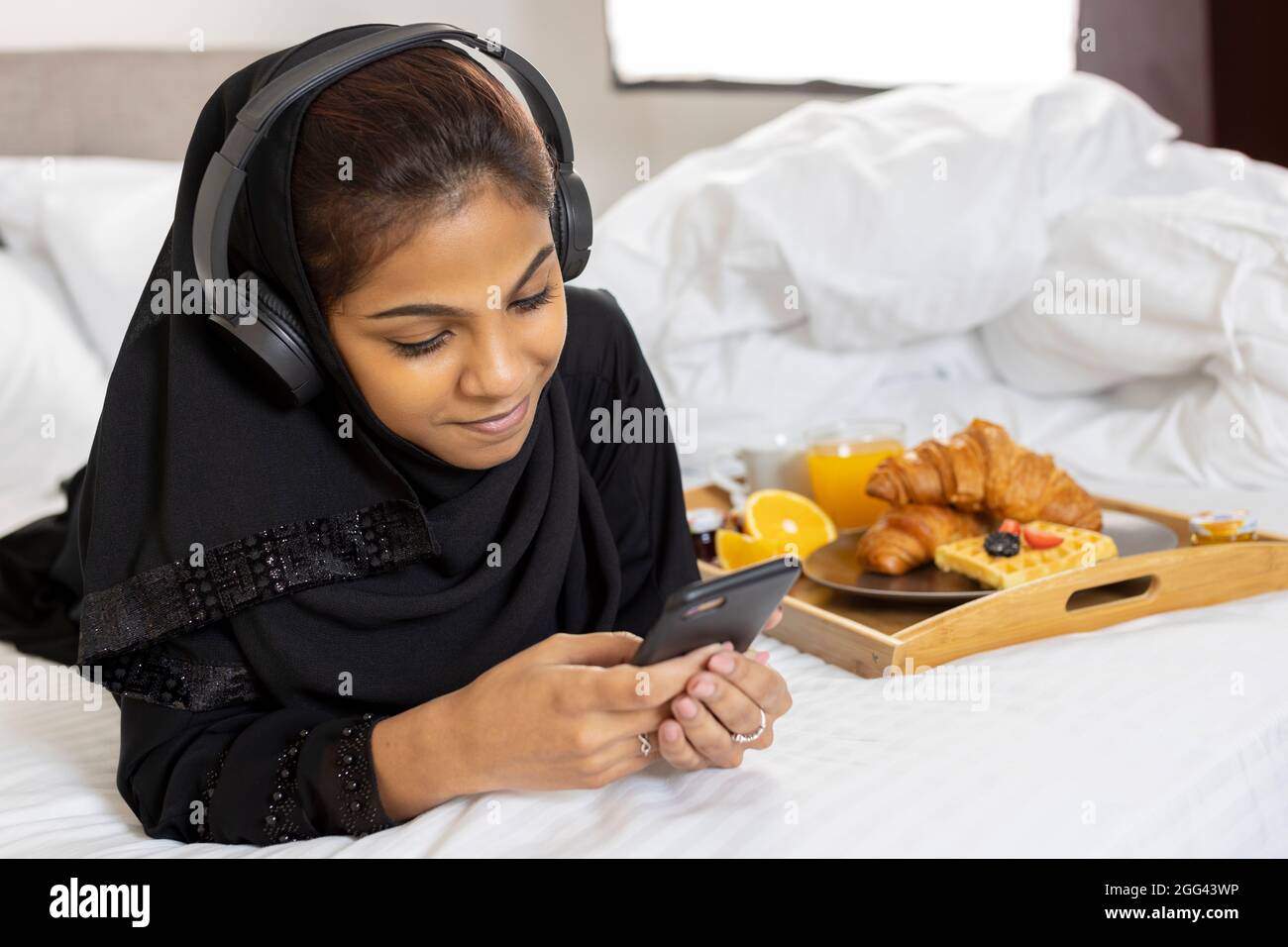 Image de style de vie de jeunes femmes arabes émirati dans une chambre d'hôtel Banque D'Images