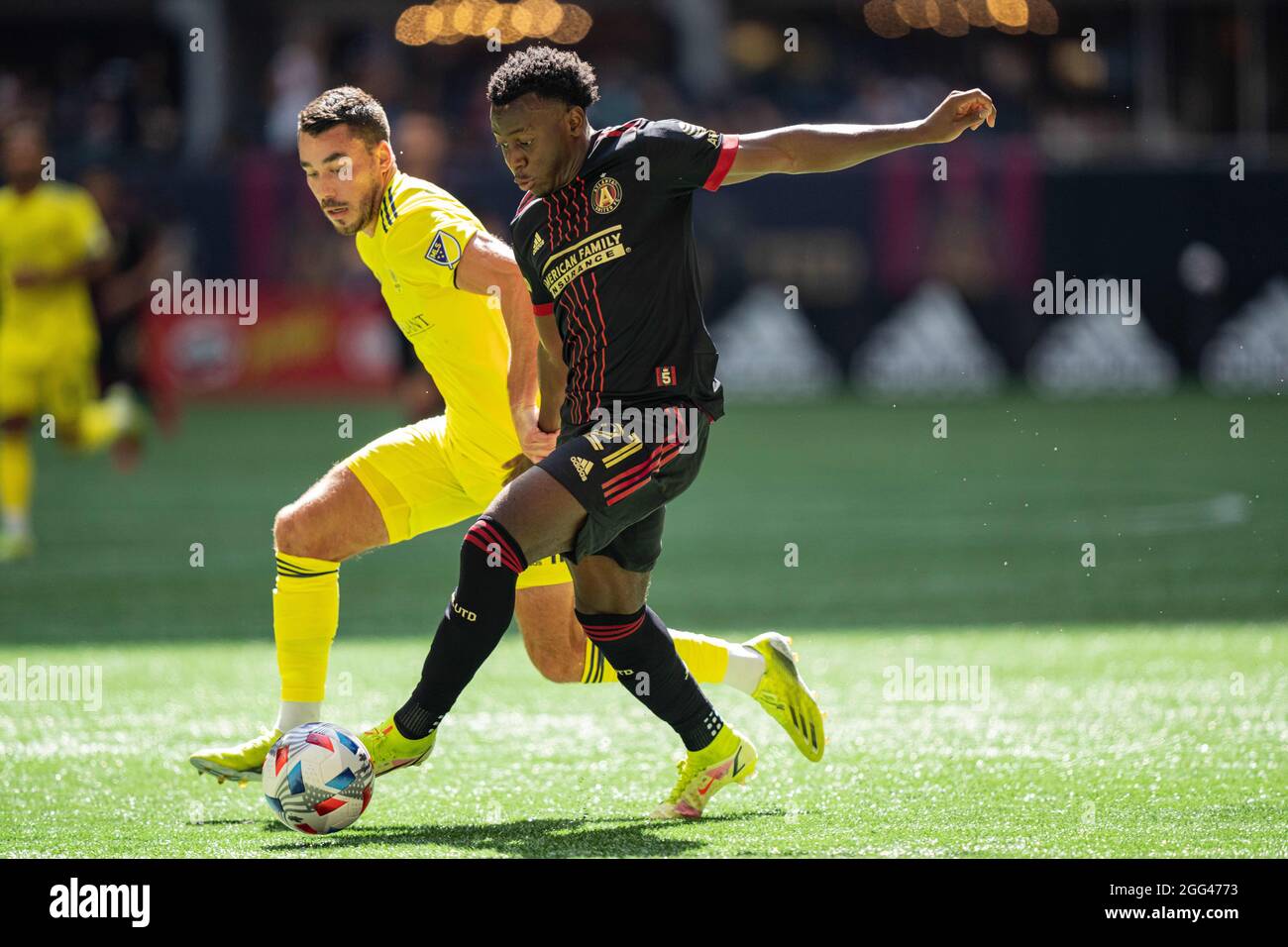 Le défenseur d'Atlanta United George Bello (21) dribbles le ballon lors d'un match de football MLS entre Nashville SC et Atlanta United au stade Mercedes-Benz le samedi 28 août 2021 à Atlanta, GA. Jacob Kupferman/CSM Banque D'Images