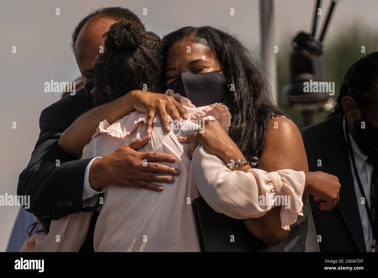 Washington, États-Unis. 28 août 2021. Yolanda Renee King, au centre, reçoit un câlin de Martin Luther King III, à gauche, et Andrea Waters King, juste après avoir parlé dans le National Mall pendant le 58e anniversaire du discours « J'ai un rêve » du révérend Martin Luther King Jr., à Washington, DC samedi, 28 août 2021. Les défenseurs des droits de vote exigent que la législation fédérale protège et élargit l'accès au scrutin. Photo de Ken Cedeno/UPI crédit: UPI/Alay Live News Banque D'Images