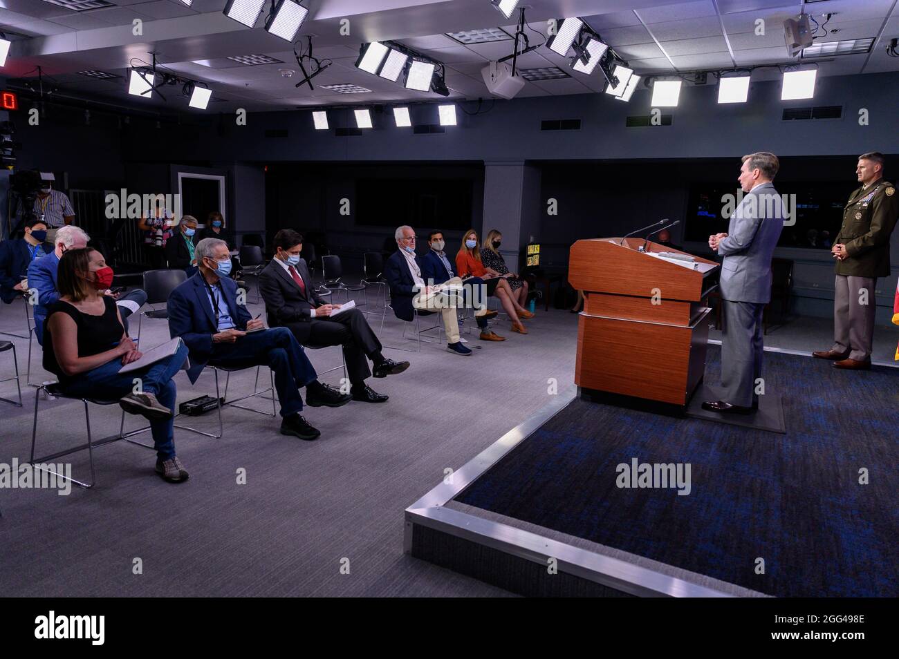 Le secrétaire de presse du Pentagone John F. Kirby tient un exposé de presse avec le général de l'Armée William D. « Hank » Taylor sur l'Afghanistan au Pentagone à Washington, D.C., le 28 août 2021. (Photo du DoD par le sergent d'état-major de la Force aérienne des États-Unis. Ponceuses à cric) Banque D'Images