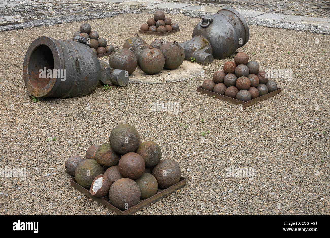 Dinant, Wallonie, Belgique - 8 août 2021 : fort de la Citadelle. Gros plan d'un groupe de canons en pot-de-fer avec des tas de boules en pierre d'oron sur la cour. Banque D'Images