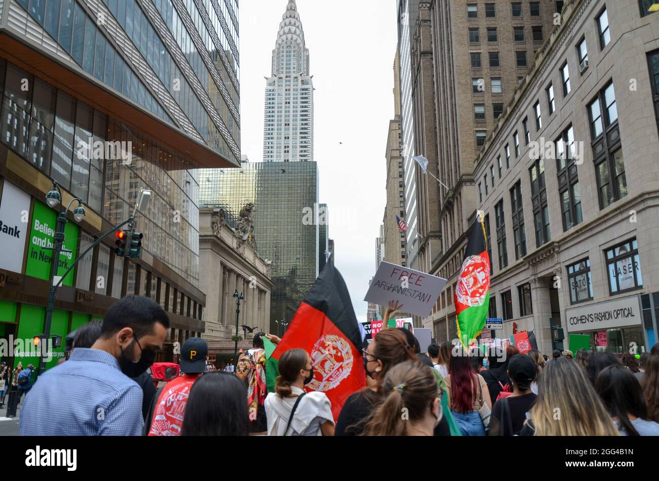 Des centaines de personnes se sont rassemblées à Bryant Park et ont défilé aux Nations Unies lors de la manifestation Stop Killing Afghans à New York. Banque D'Images