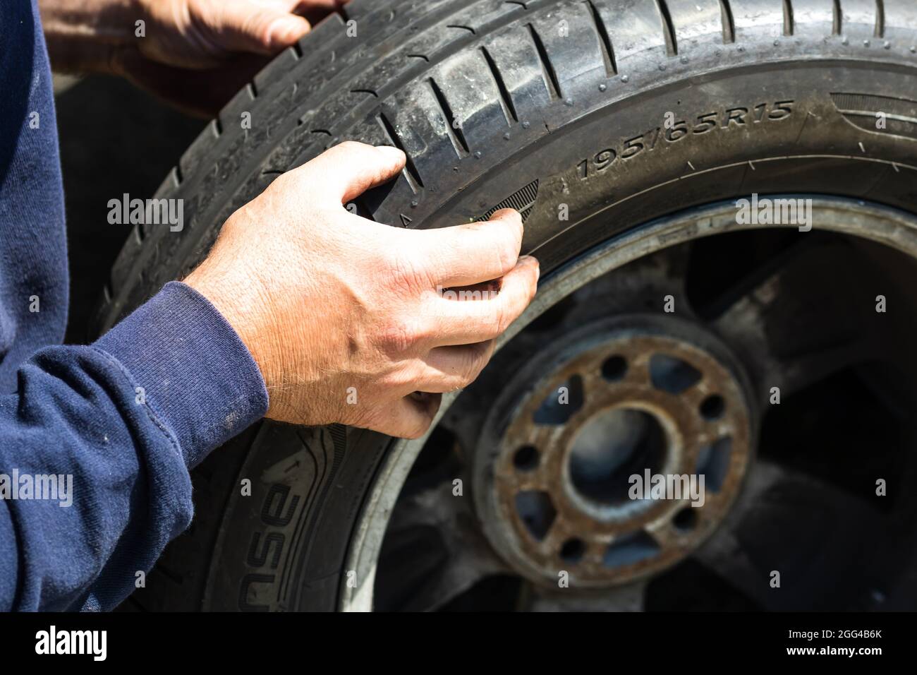 Mécanicien de voiture changement de roue et de pneu de voiture par clé au garage de voiture à Bucarest, Roumanie, 2021 Banque D'Images