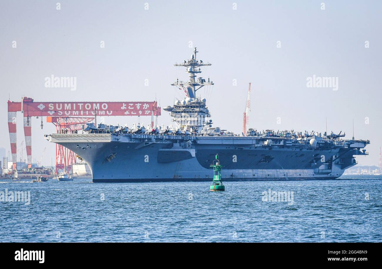 YOKOSUKA, Japon (août 28, 2021) — le porte-avions de la classe Nimitz, USS Carl Vinson (CVN 70), navigue dans la baie de Tokyo sur le chemin du commandant, activités de la flotte Yokosuka pour une visite portuaire prévue. Carl Vinson, qui a son domicile à San Diego, en Californie, et le Carrier Strike Group (CSG 1) qui l'accompagne, sont en cours de déploiement dans la zone d'exploitation de la 7e flotte des États-Unis afin d'améliorer l'interopérabilité avec ses partenaires et de servir de force de réponse prête à l'emploi pour soutenir une région Indo-Pacifique libre et ouverte. (É.-U. Photo marine par le spécialiste des communications de masse 1ère classe Ian Cotter) Banque D'Images