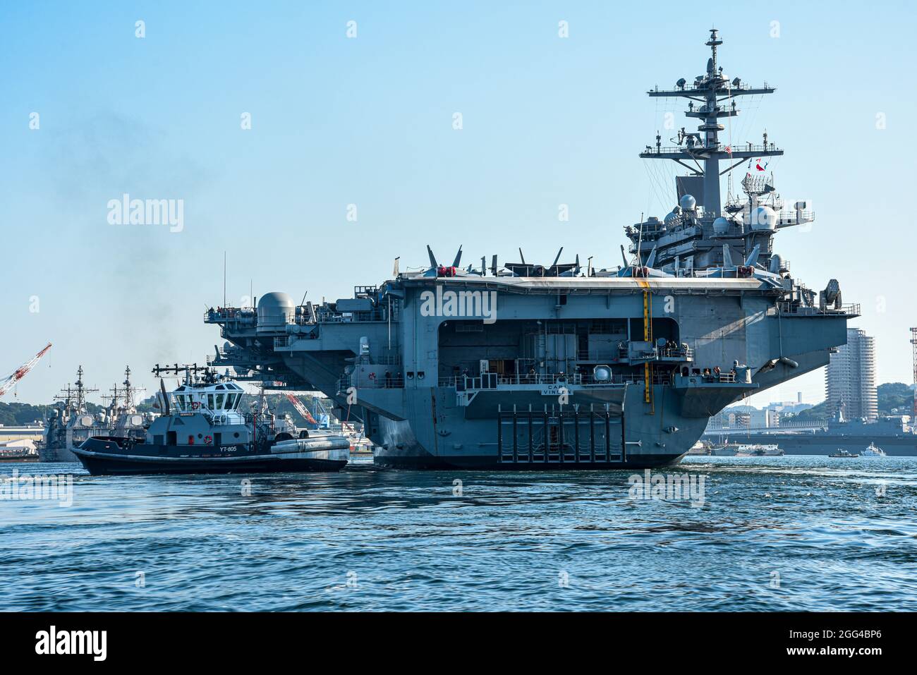 YOKOSUKA, Japon (août 28, 2021) — le porte-avions de la classe Nimitz, USS Carl Vinson (CVN 70), arrive au commandant des activités de la flotte de Yokosuka pour une visite portuaire prévue. Carl Vinson, qui a son domicile à San Diego, en Californie, et le Carrier Strike Group (CSG 1) qui l'accompagne, sont en cours de déploiement dans la zone d'exploitation de la 7e flotte des États-Unis afin d'améliorer l'interopérabilité avec ses partenaires et de servir de force de réponse prête à l'emploi pour soutenir une région Indo-Pacifique libre et ouverte. (É.-U. Navy photo by Mass communication Specialist 3rd Class Zenaida Roth) Banque D'Images