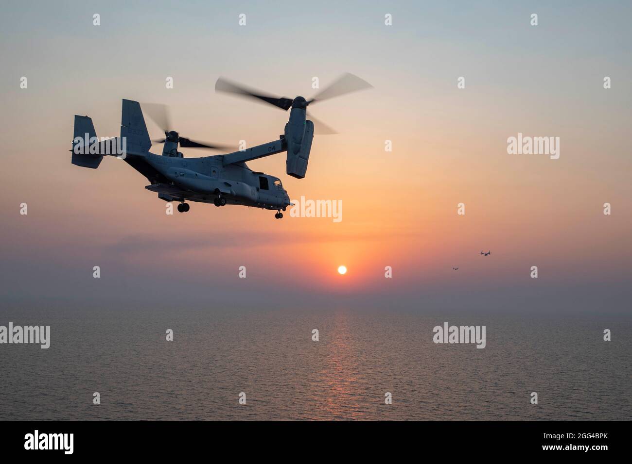 210825-N-LN075-2010 GOLFE PERSIQUE (AOÛT 25, 2021) une MV-22B Osprey, attachée à l'escadron de Tiltrotor de milieu marin (VMM) 162 (renforcé), prend son départ du pont de vol du navire d'assaut amphibie de classe Wasp USS Iwo Jima (LHD 7) pendant les opérations de vol courantes, le 25 août. Iwo Jima est déployé dans la zone d'opérations de la 5e flotte des États-Unis à l'appui des opérations navales afin d'assurer la stabilité et la sécurité maritimes dans la région centrale, reliant la Méditerranée et le Pacifique par l'océan Indien occidental et trois points d'étranglement stratégiques. (É.-U. Photo marine par Spécialiste communication de masse 2e classe Banque D'Images