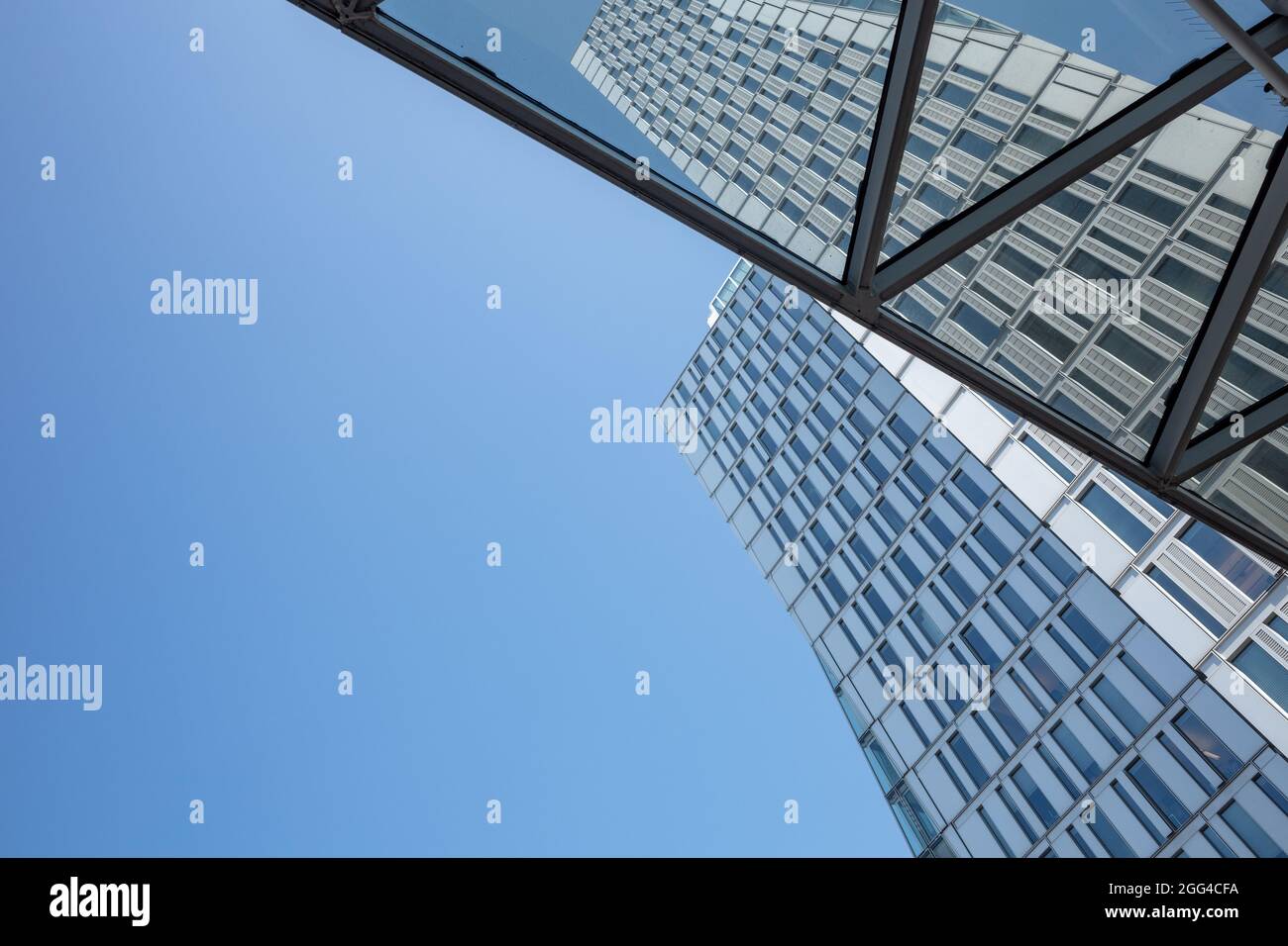 Vue à angle bas de Nextower contre le ciel bleu à Francfort, Allemagne. Banque D'Images