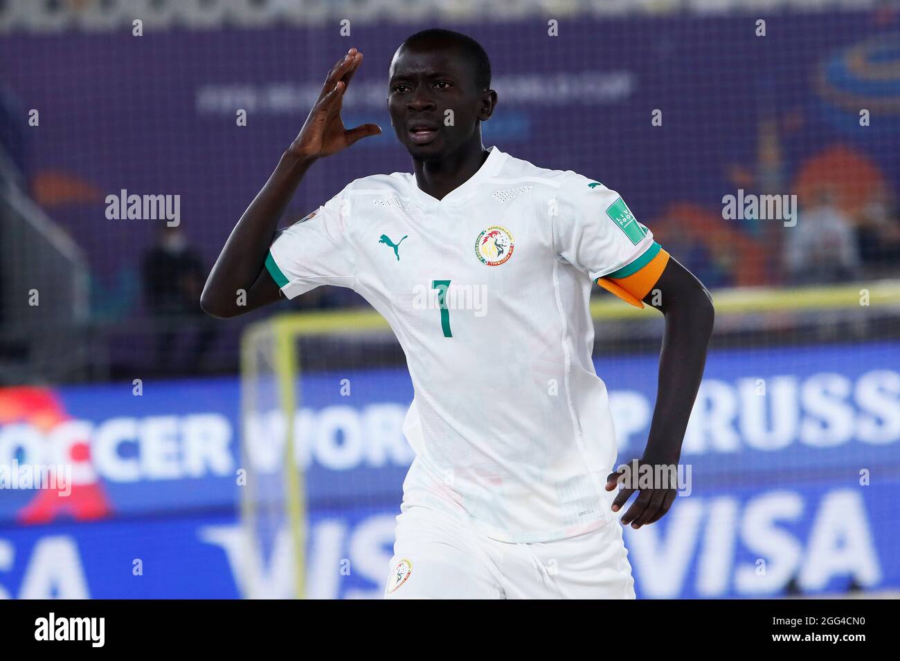 28 août 2021 ; Stade Luzhniki, Moscou, Russie : coupe du monde de la FIFA, tournoi de football de plage ; demi-finale match Japon contre Sénégal : chute de Babacar au Sénégal, célèbre son but lors du match entre le Japon et le Sénégal Banque D'Images